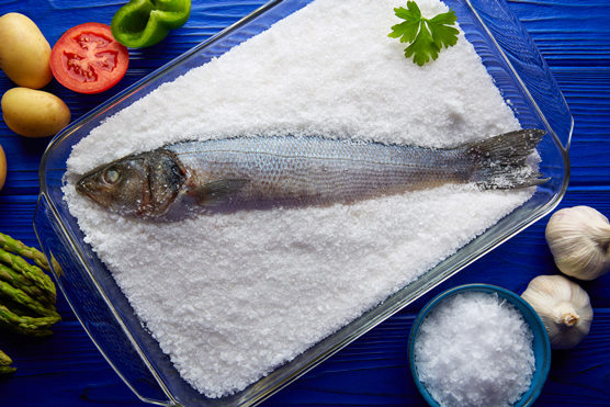 Fisch in einer Salzkruste backen