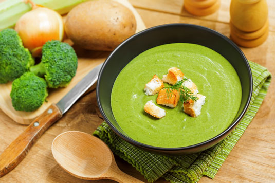 Rezept für Sahnesuppe mit italienischem Brokkoli und Pilzen