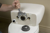 So reparieren Sie einen undichten Toilettentank