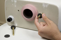 So reparieren Sie einen undichten Toilettentank