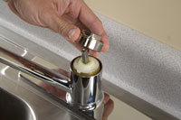 So reparieren Sie einen undichten Wasserhahn: Keramikscheibentyp