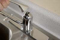 So reparieren Sie einen undichten Wasserhahn: Keramikscheibentyp