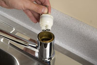 So reparieren Sie einen undichten Wasserhahn: Keramikscheibentyp