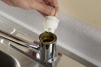 So reparieren Sie einen undichten Wasserhahn: Keramikscheibentyp