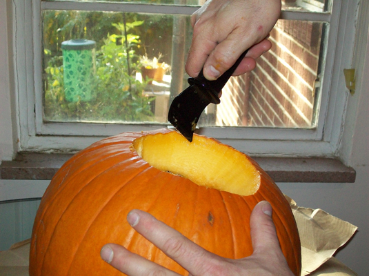 Wie man einen Kürbis für Halloween schnitzt