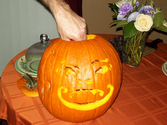 Wie man einen Kürbis für Halloween schnitzt