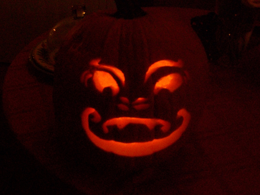 Wie man einen Kürbis für Halloween schnitzt