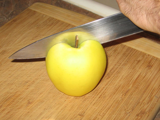 Einen Apfel schälen und entkernen