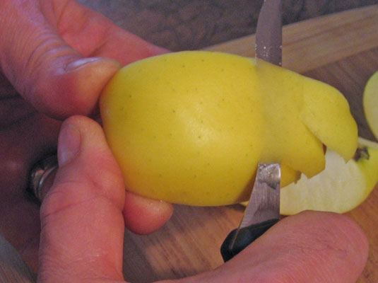 Einen Apfel schälen und entkernen
