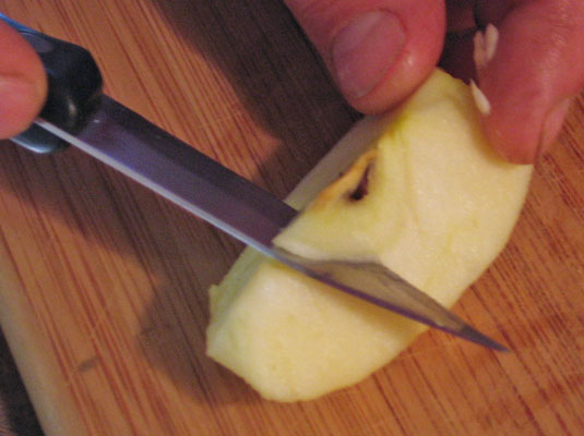 Einen Apfel schälen und entkernen