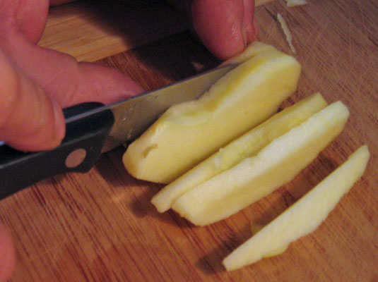 Einen Apfel schälen und entkernen