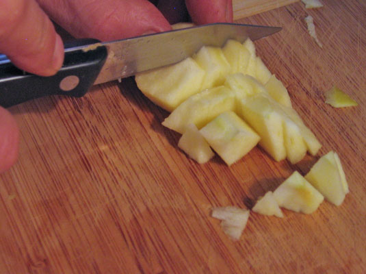 Einen Apfel schälen und entkernen