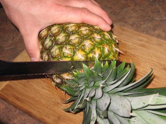 Wie man eine Ananas trimmt und schneidet