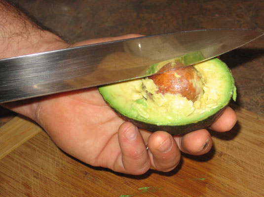 Eine Avocado entkernen und schälen