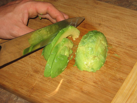 Eine Avocado entkernen und schälen