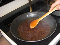Wie man eine Pfanne ablöscht, um eine Sauce zuzubereiten