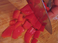 Eine Paprika entkernen und aussäen