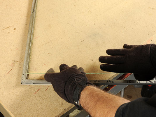 So ersetzen Sie eine zerbrochene Glasscheibe in einem Metallsturmfenster