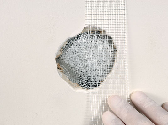 So reparieren Sie kleine Löcher in Trockenbauwänden mit einem Patch