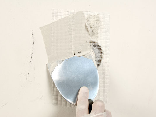 So reparieren Sie kleine Löcher in Trockenbauwänden mit einem Patch