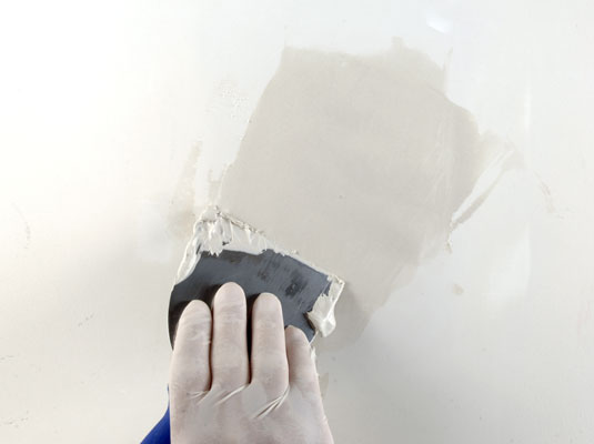 So reparieren Sie kleine Löcher in Trockenbauwänden mit einem Patch