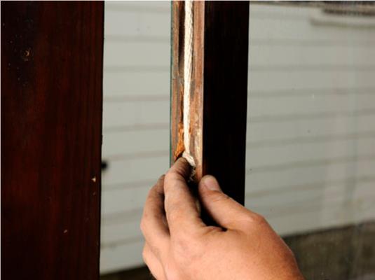 So reparieren oder ersetzen Sie Fensterflügelschnüre