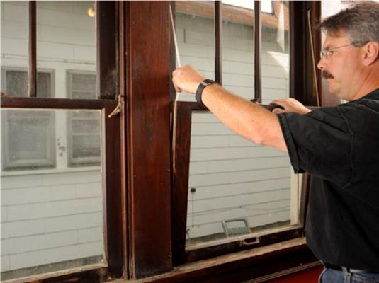 So reparieren oder ersetzen Sie Fensterflügelschnüre