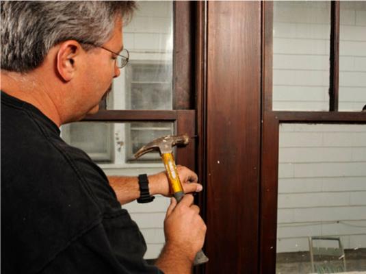 So reparieren oder ersetzen Sie Fensterflügelschnüre