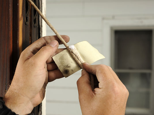 So reparieren oder ersetzen Sie Fensterflügelschnüre