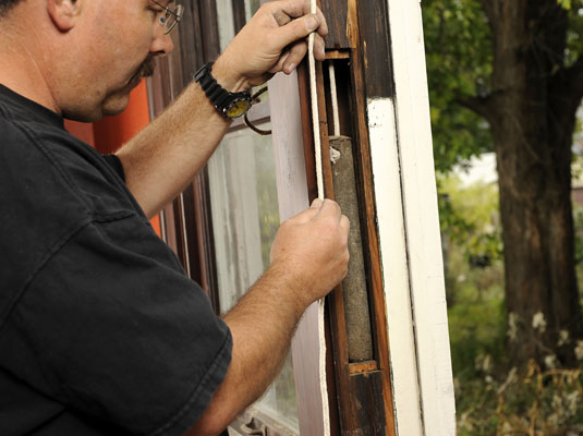So reparieren oder ersetzen Sie Fensterflügelschnüre