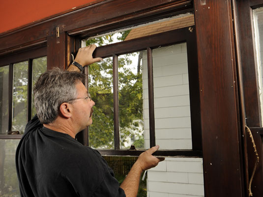 So reparieren oder ersetzen Sie Fensterflügelschnüre