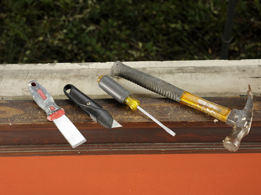 So greifen Sie auf Fensterflügelschnüre in doppelt aufgehängten Fenstern zu