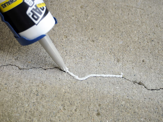Wie man kleine Risse in Beton füllt