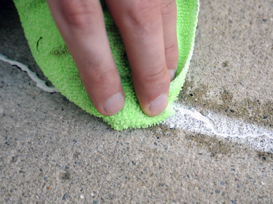 Wie man kleine Risse in Beton füllt