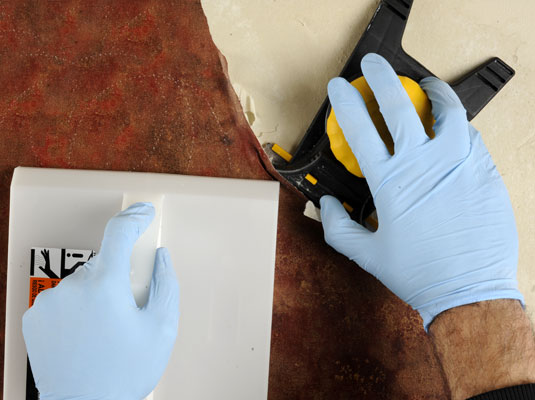 So entfernen Sie Tapeten von Trockenbauwänden mit einem Tapetendampfer