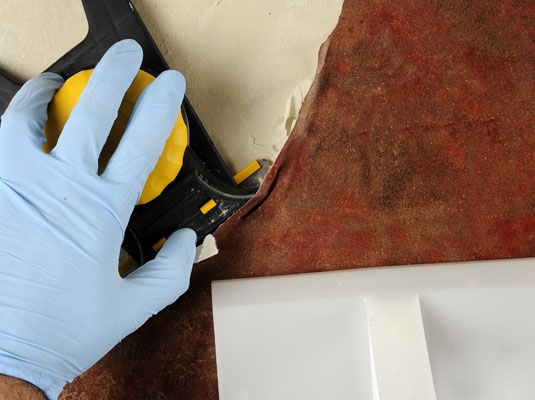 So entfernen Sie Tapeten von Gips mit einem Tapetendampfer