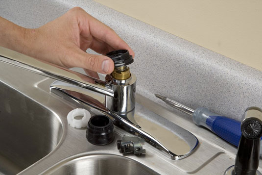 So reparieren Sie einen undichten Wasserhahn: Patronenfiltertyp
