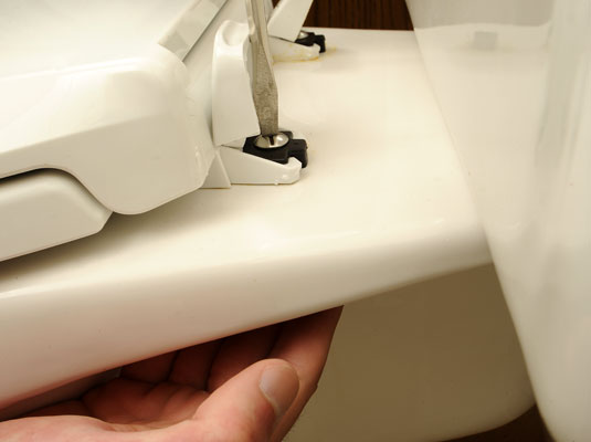So ersetzen Sie einen Toilettensitz