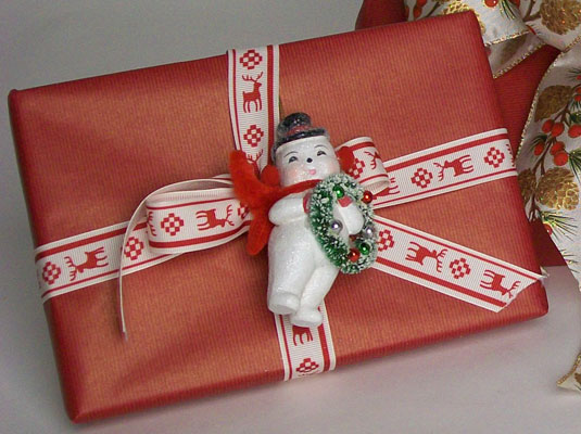 So verwenden Sie Verzierungen, um Ihre Geschenkverpackung zu verbessern