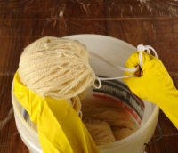So bereiten Sie Stränge für das Dip-Dyeing-Garn vor