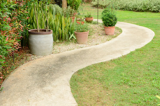 Gemeinsame Hardscape-Elemente für Ihren hühnerfreundlichen Garten