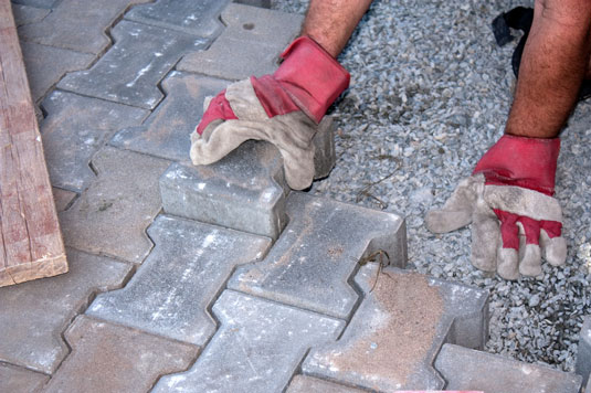 Gemeinsame Hardscape-Elemente für Ihren hühnerfreundlichen Garten