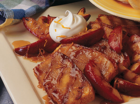 Gegrillter Pfundkuchen und Obst mit Brandy-Sauce