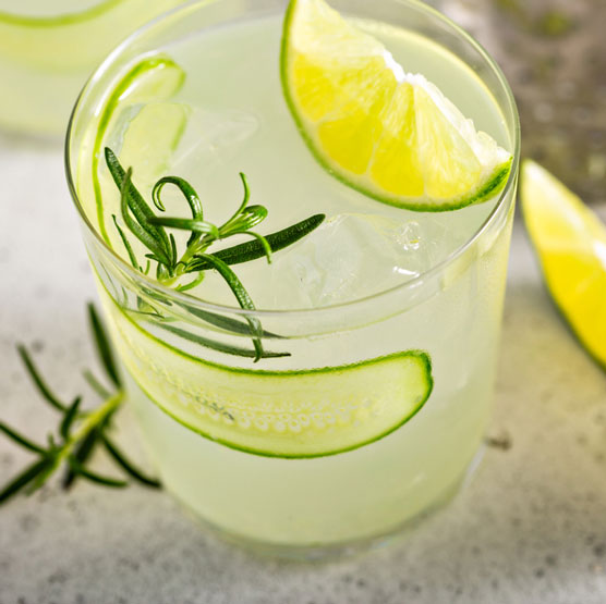 Keto-Cocktails servieren
