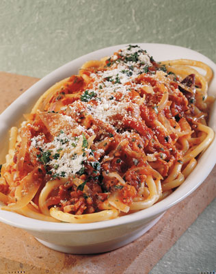 Bucatini mit Tomaten, Zwiebeln und Pancetta