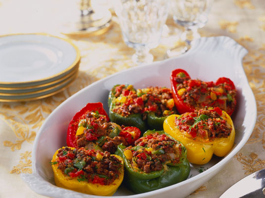 Mit Fleisch gefüllte Paprika mit Tomaten, Knoblauch und Dill