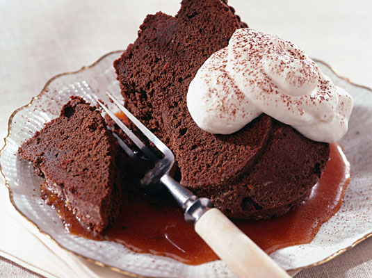 Schoko-Gewürz-Bundt-Kuchen mit Orange-Ingwer-Karamell-Sauce