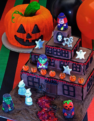 So dekorieren Sie Ihren Halloween-Haunted Mansion-Kuchen