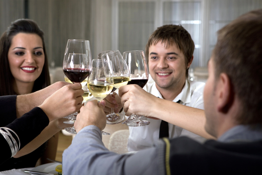 Unterhaltung mit Wein bei einer Dinnerparty
