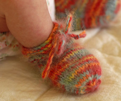 Wie man Angora Babyschuhe strickt